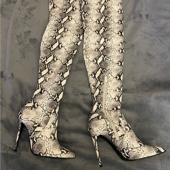 Steve Madden snake skin Dominique boot - Picture 1 of 5